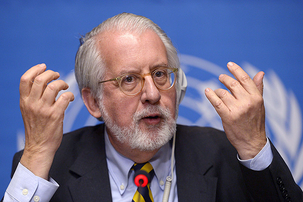 Chairman of the United Nations (UN) Commission of Inquiry on Syria, Paulo Sergio Pinheiro of Brazil, holds a press conference following the presentation of the commission's report before the Human Rights Council's members in Geneva on September 16, 2013. UN-mandated rights investigators said they were probing 14 alleged chemical attacks in Syria, but said they were still unable to pin the blame on either side. AFP PHOTO / FABRICE COFFRINI ORG XMIT: FAB442