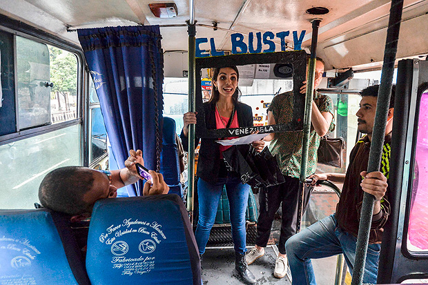 A jornalista Mara Gabriela Fernndez durante uma apresentao do Bus TV num nibus de Caracas 