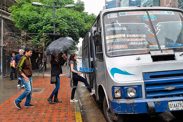 Jornalistas do Bus TV embarcam em nibus na capital venezuelana, onde faro a leitura das notcias 