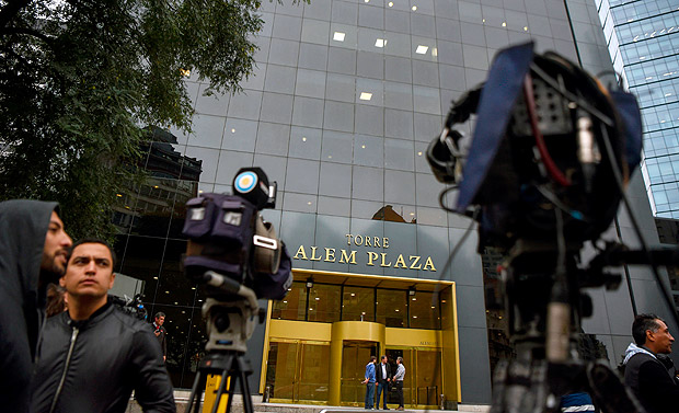 Jornalistas diante do prdio que abriga a sede da empreiteira Odebrecht na Argentina, em Buenos Aires 