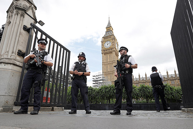 Armed police officers secure the Carriage Gate entrance as they stand outside the Palace of Westminster, in central London, Britain June 16, 2017. REUTERS/Peter Nicholls ORG XMIT: PBN328