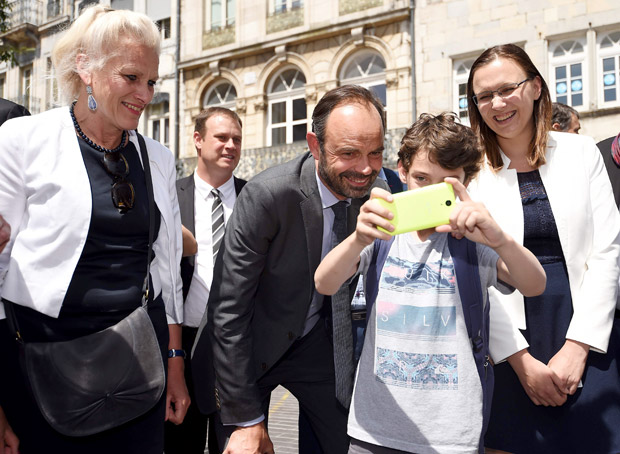 Premi de Macron, douard Philippe tira selfie ao lado de menino na campanha do Repblica em Frente!