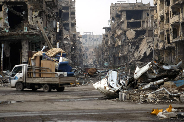 Em imagem de 2014, escombros na cidade sria de Deir Ezzor, sobre a qual o Ir lanou msseis 