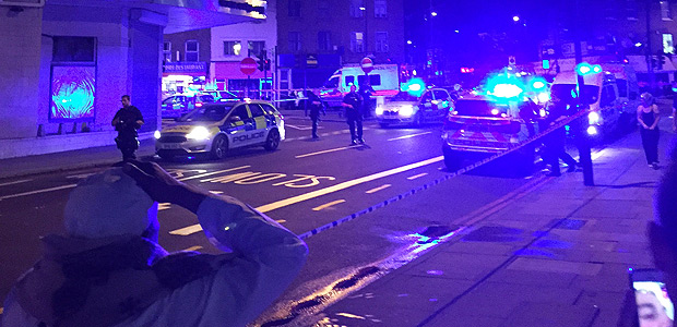 Policias fecham área próxima ao Finsbury Park, onde uma van atropelou pedestres