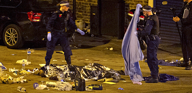 Corpo cercado por policiais depois de atropelamento no norte de Londres