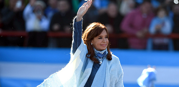 Argentinian former President (2007-2015) Cristina Kirchner waves during a rally in Buenos Aires on June 20, 2017. Kirchner launched her new Unidad Ciudadana (Citizen Unity) party but maintained suspense over whether or not she will run for the Senate in next October legislative elections. / AFP PHOTO / EITAN ABRAMOVICH