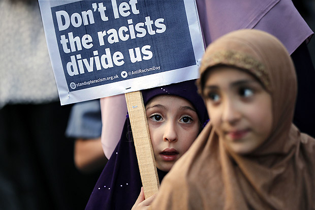 Meninas participam de vigília em mesquita atacada: 'Não deixe os racistas nos dividirem