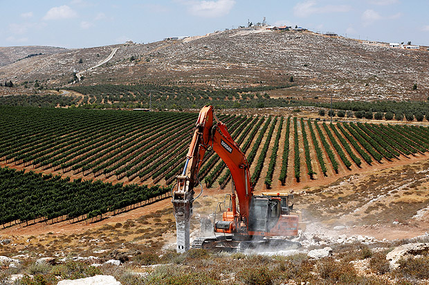 Tratores limpam terreno onde ser construda colnia judaica na Cisjordnia