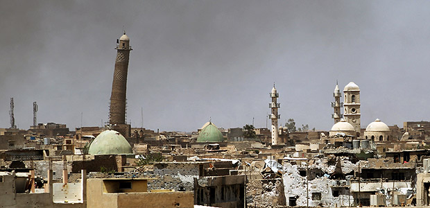 (FILES) This file photo taken on May 24, 2017 shows a general view of the Hadba leaning minaret and Nouri Mosque (R) in the Old City of Mosul on May 24, 2017, during the ongoing offensive to retake the area from Islamic State (IS) group fighters. The Islamic State jihadist group on June 21, 2017 blew up Mosul's iconic leaning minaret and the adjacent mosque where their leader Abu Bakr al-Baghdadi made his only public appearance in 2014, a top commander said. / AFP PHOTO / Ahmad al-Rubaye ORG XMIT: 3060