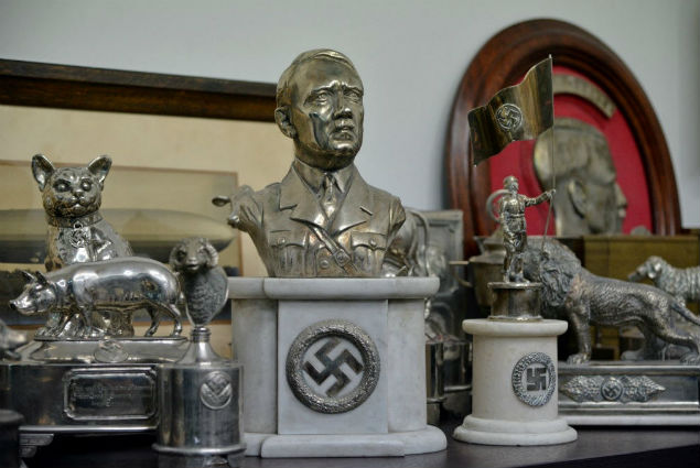 Busto do ditador Adolf Hitler e outros objetos achados em casa de antiqurio argentino