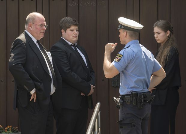 Policial impede entrada de Walter (esq.), filho de Kohl, e dois netos na casa do líder alemão