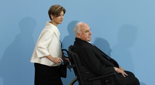 Helmut Kohl é conduzido por Maike Richter, sua segunda mulher, em um evento em julho de 2010