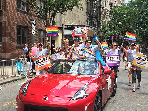 Chelsea Manning, que vazou dados para o WikiLeaks, na Parada Gay de Nova York