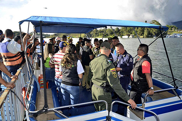 (170625) -- GUATAPE, junio 25, 2017 (Xinhua) -- Imagen cedida por la Polica Nacional de Colombia de socorristas y policas abordando una embarcacin para dirigirse hacia el sitio del naufragio de una embaracin de turismo, en Guatap, departamento de Antioquia, Colombia, el 25 de junio de 2017. Al menos tres personas muertas, 15 heridas y otras 30 desaparecidas dej hoy el hundimiento de una embarcacin de turismo que zozobr en el embalse el Peol-Guatap, en el departamento colombiano de Antioquia (noroeste), inform un portavoz oficial. (Xinhua/Polica Nacional de Colombia) (rtg) (dp)