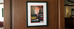 Capa falsa da revista "Time" exibida em ao menos 5 dos 17 clubes de golfe de Donald Trump – Angel Valentin/The Washington Post Capa falsa da revista "Time" exibida em ao menos 5 dos 17 clubes de golfe de Donald Trump – Angel Valentin/The Washington Post