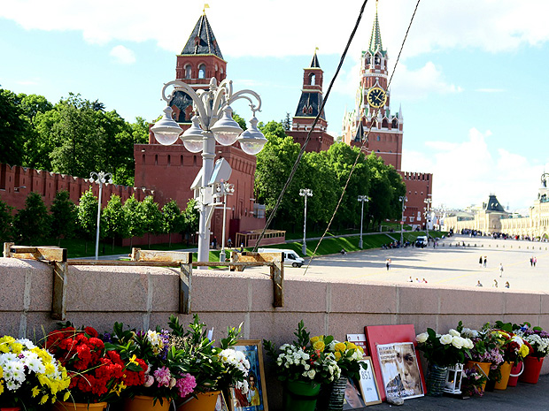 Memorial improvisado no ponto em que o opositor Boris Nemtsov foi morto, ao lado do Kremlin