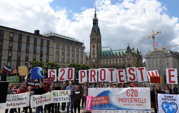 Manifestantes protestam contra o G20 em frente  Prefeitura de Hamburgo, que recebe a cpula do grupo em julho