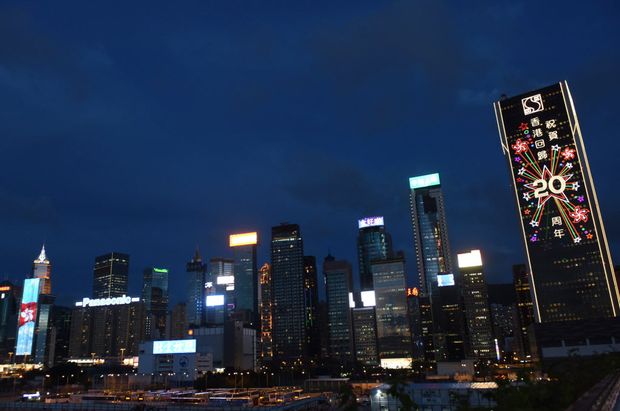 Edifícios iluminados em Hong Kong para comemorar 20 anos de domínio chinês