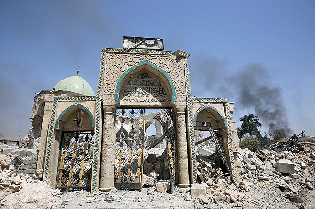 A picture taken on June 30, 2017, shows the destroyed gate of the Al-Nuri Mosque in the Old City of Mosul, as Iraqi government forces continue their offensive to retake the city from Islamic State (IS) group jihadists. IS blew up the mosque and the famed Al-Hadba (hunchback) leaning minaret on June 21 as Iraqi forces closed in. / AFP PHOTO / AHMAD AL-RUBAYE ORG XMIT: 5925