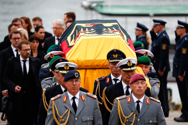 The coffin of late German Chancellor Helmut Kohl arrives in Speyer, western Germany, on July 1, 2017, ahead of a memorial service. Helmut Kohl, the former German chancellor who seized the chance to reunite his country after years of Cold War separation, died at the age of 87 on June 16, 2017. / AFP PHOTO / Odd ANDERSEN