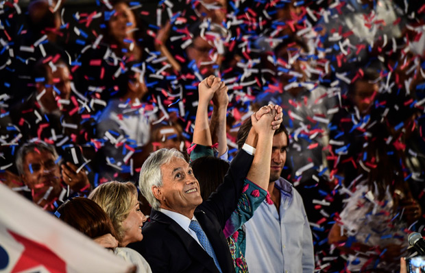O ex-presidente do Chile Sebastián Piñera (ao centro) saúda apoiadores em comício