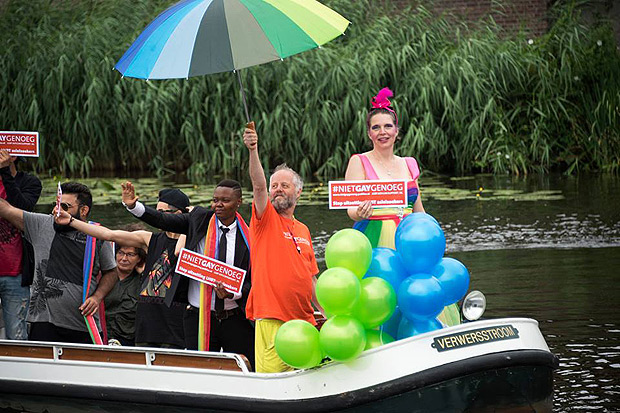 Manifestao do "No Gay o Bastante" na Holanda, em junho. Refugiados e ativistas; de laranja, o ativista Sandro Kortekaas