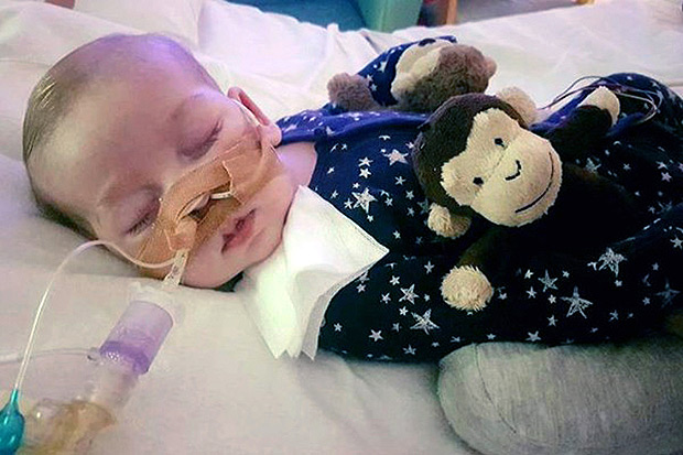 O bebê Charlie Gard, que possui uma doença terminal, no Hospital Infantil Ormond Street, em Londres