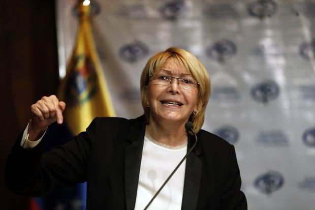 A procuradora-geral da Venezuela, Luisa Ortega Daz, fala a reprteres nesta tera (4), em Caracas