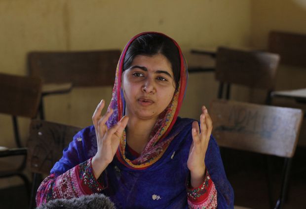 A paquistanesa Malala Yousafzai, vencedora do Nobel da Paz, no campo de refugiados de Dadaab, no Qunia