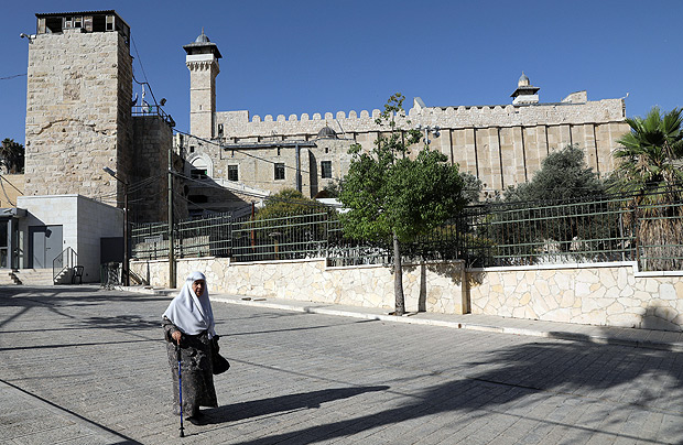 An Israeli soldier walks past Ibrahimi Mosque, which Jews call the Jewish Tomb of the Patriarchs, in the West Bank city of Hebron July 7, 2017. REUTERS/Ammar Awad ORG XMIT: GGGSJS23