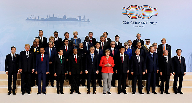 Chefes de Estado e de governo do G20 posam para foto na cpula de Hamburgo, em julho passado
