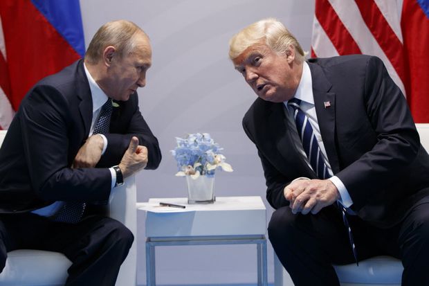 Os presidentes Putin ( esq.) e Trump conversam no encontro do G-20 em Hamburgo, na Alemanha