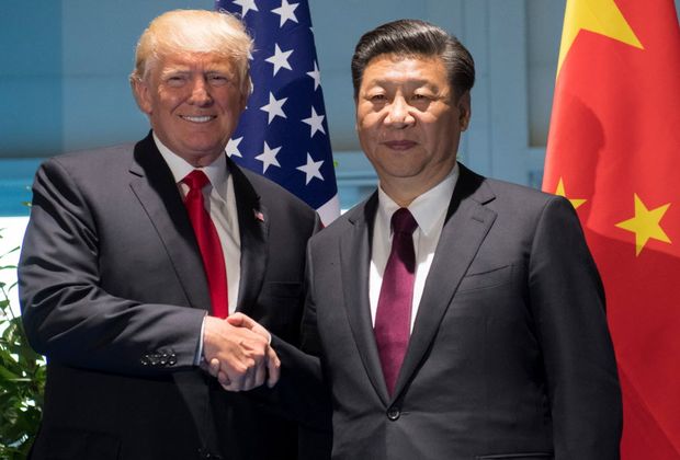 O presidente Donald Trump (à esq.) cumprimenta o presidente chinês, Xi Jinping