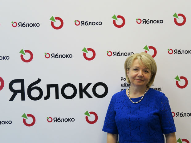 Emilia Slabunova, na sede do Iabloko em Moscou