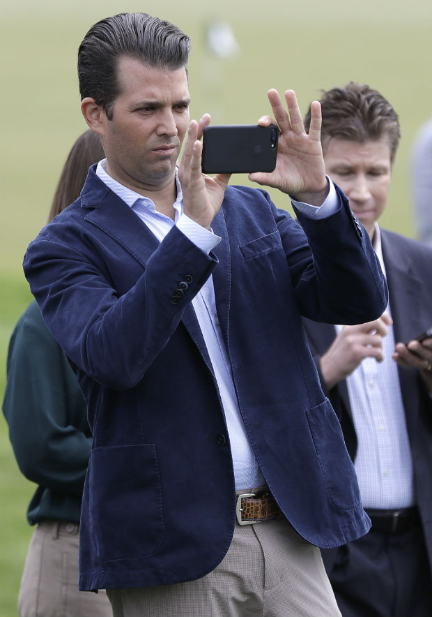 Donald Trump Jr. usa o celular para tirar foto em evento no clube de golfe da famlia Trump