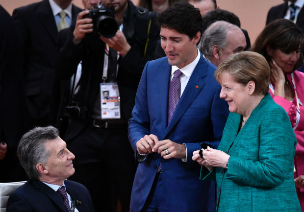 O presidente da Argentina, Mauricio Macri (esq.), com a chanceler alemã, Angela Merkel, e o premiê canadense, Justin Trudeau, durante reunião ontem na cúpula do G20