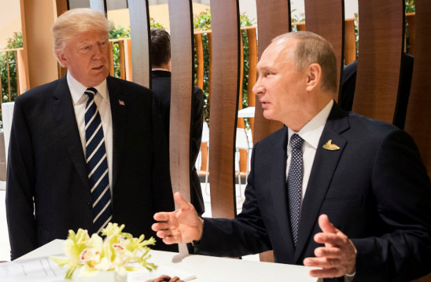 O presidente Donald Trump, dos EUA, e o presidente Vladimir Putin, da Rússia, durante o G20, em Hamburgo