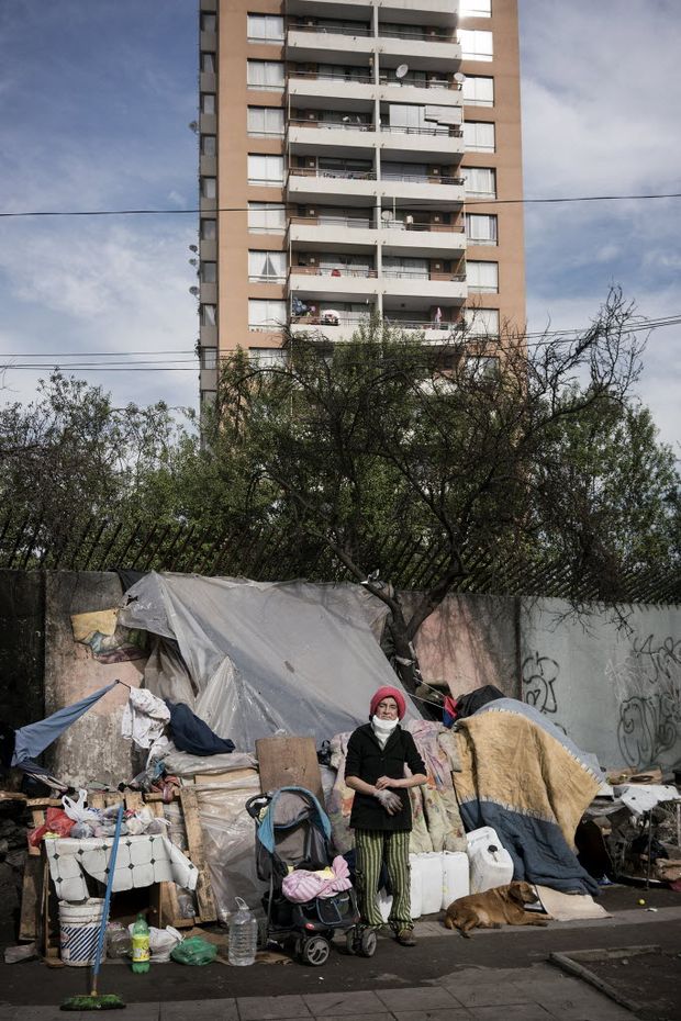 Turca', 57, vive desde os 41 nas ruas de Santiago; ela passou os ltimos dois anos em um barraco de cartolina