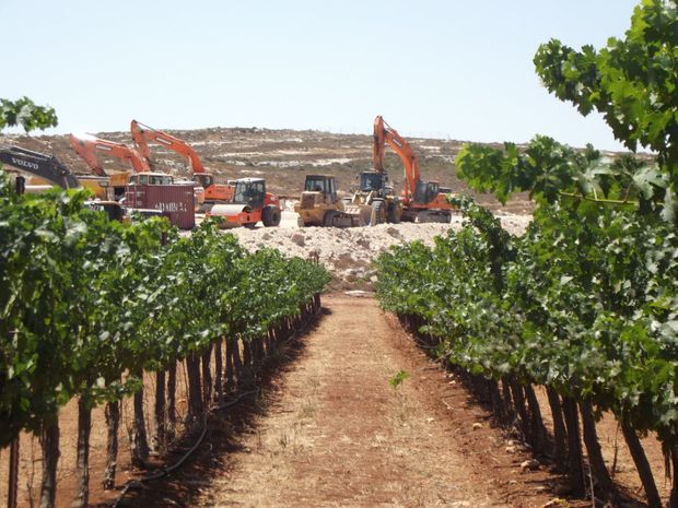 Mquinas comeam a limpar terreno onde ser construda a colnia de Amichai, na Cisjordnia