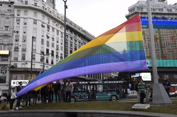 (170628) -- BUENOS AIRES, junio 28, 2017 (Xinhua) -- La bandera del arcoris es izada en el Obelisco para conmemorar el Da de Internacional del Orgullo LGBTI (Lsbica, Gay, Bisexual, Transexual e Intersexual ), en Buenos Aires, Argentina, el 28 de junio de 2017. La bandera del arcoris fue izada en el Obelisco en conmemoracin del Da de Internacional del Orgullo LGBTI, que se celebra cada 28 de junio a nivel mundial, en una ceremonia organizada por la Subsecretara de Derechos Humanos y Pluralismo Cultural y la Direccin General de Convivencia en la Diversidad de la Ciudad de Buenos Aires, de acuerdo con informacin de la prensa local. (Xinhua/Anala Garelli/TELAM) (tl) (jg) (ah)