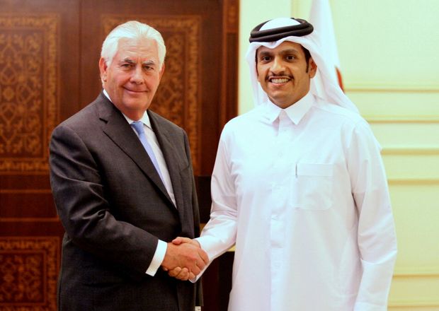 O secretrio de Estado dos EUA, Rex Tillerson ( esq.) cumprimenta o chanceler do Qatar, Mohammed al-Thani