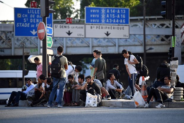 Migrante e refugiados ocupam ruas de Paris após polícia retirá-los de um acampamento improvisado na Porte de la Chapelle, no norte da cidade, onde mais de 2.000 pessoas estavam dormindo 