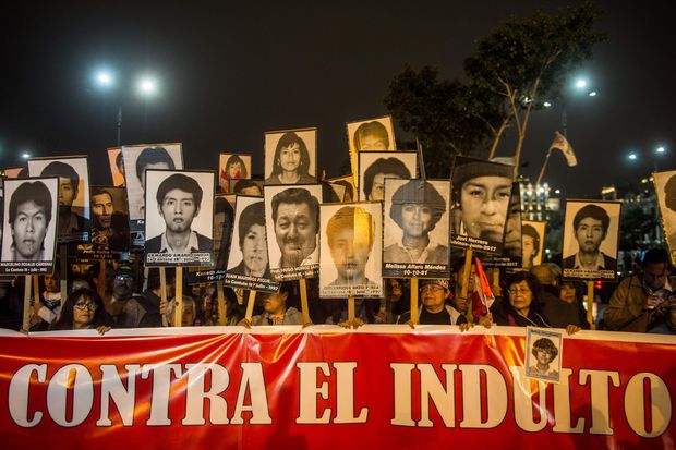 Manifestantes protestam em Lima contra o indulto ao ex-presidente peruano Alberto Fujimori