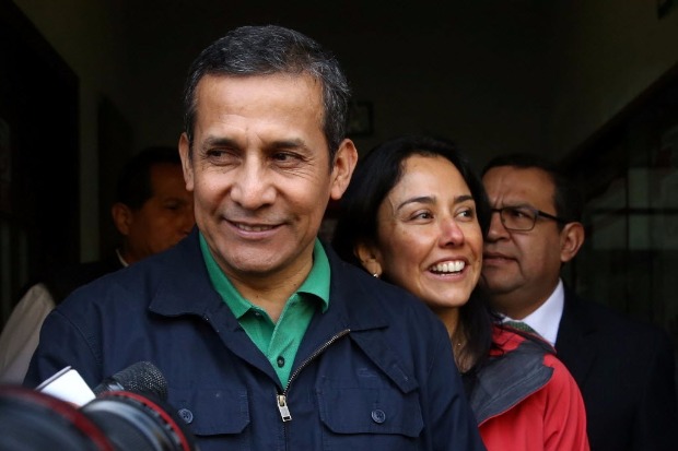 Peru's former President Ollanta Humala and former first lady Nadine Heredia leave the Nationalist Party headquarters in Lima, Peru, July 13, 2017. REUTERS/Guadalupe Pardo ORG XMIT: LIM102