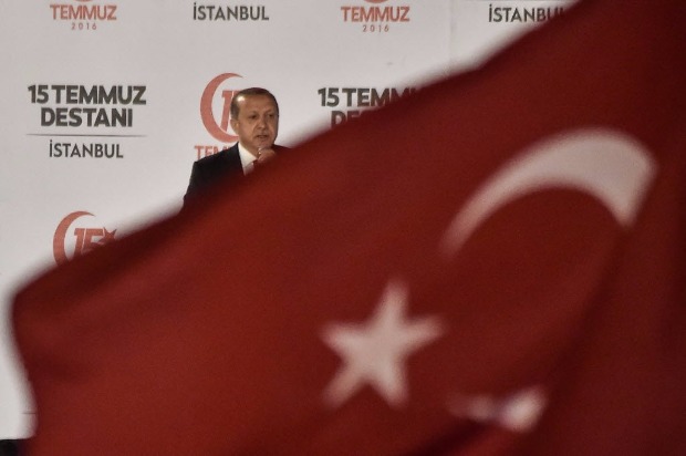 O presidente turco, Recep Tayyip Erdogan, discursa em comemorao por vitria em tentativa de golpe