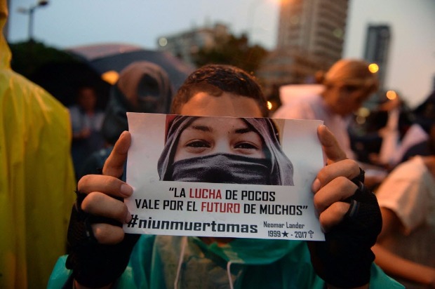 Manifestante carrega cartaz com a inscrio "A luta de poucos  pelo futuro de muitos" em Caracas