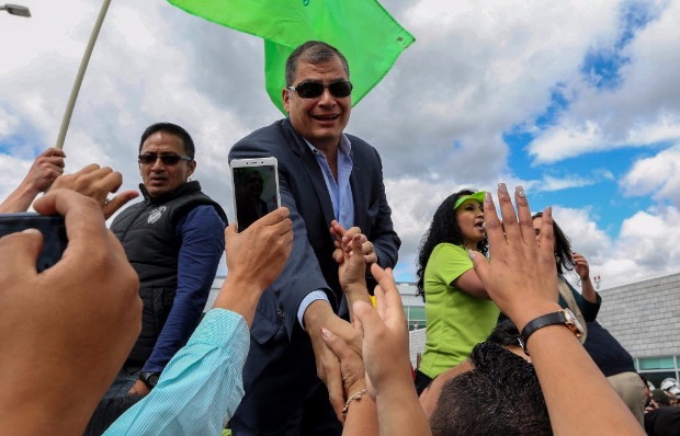 O ex-presidente do Equador, Rafael Correa, cumprimenta aliados antes de viajar para a Blgica
