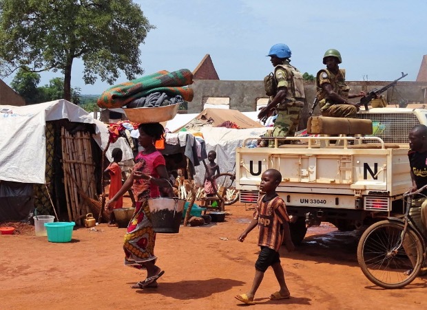 Soldados das tropas de paz da ONU patrulham a cidade de Bria, na Repblica Centro-Africana