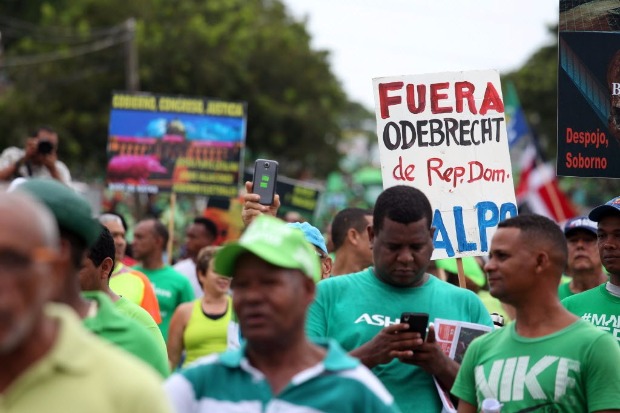 Usando verde, manifestantes foram s ruas de Santo Domingo para ato contra corrupo e Odebrecht