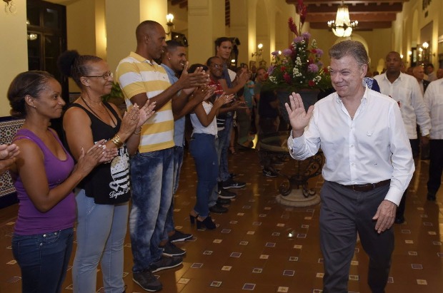 O presidente da Colmbia, Juan Manuel Santos,  recebido na chegada  Havana neste domingo